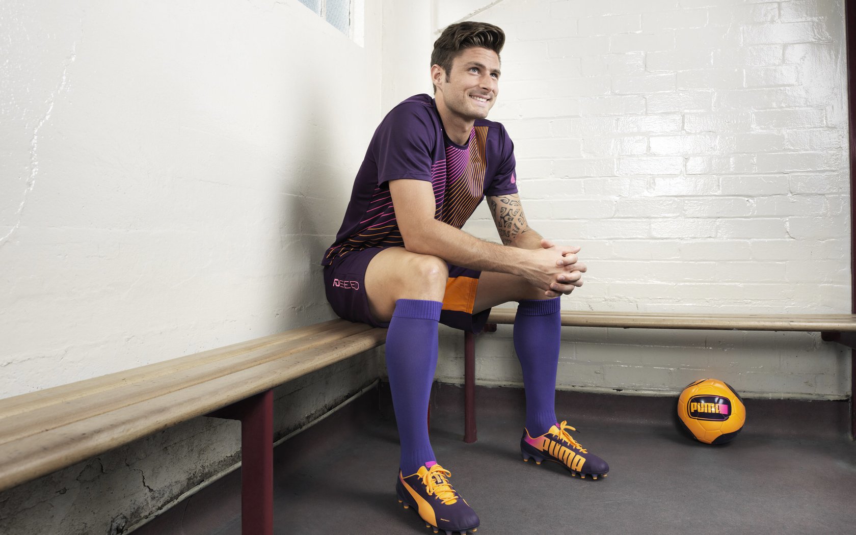 欧联杯转会风云:AC米兰盯上锋线强援,库里或成交易筹码