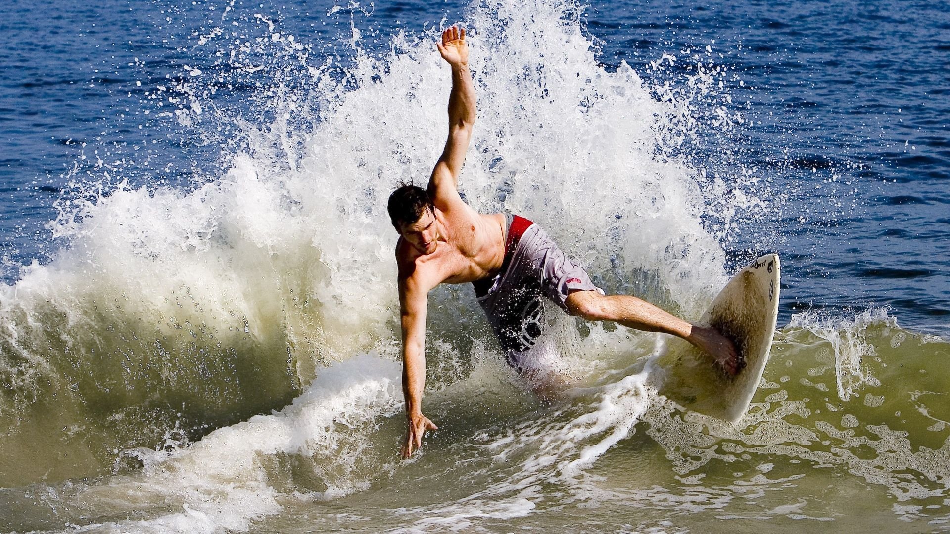 Faker回归赛场,精彩发挥首场状态亮眼,勇士观众沸腾!